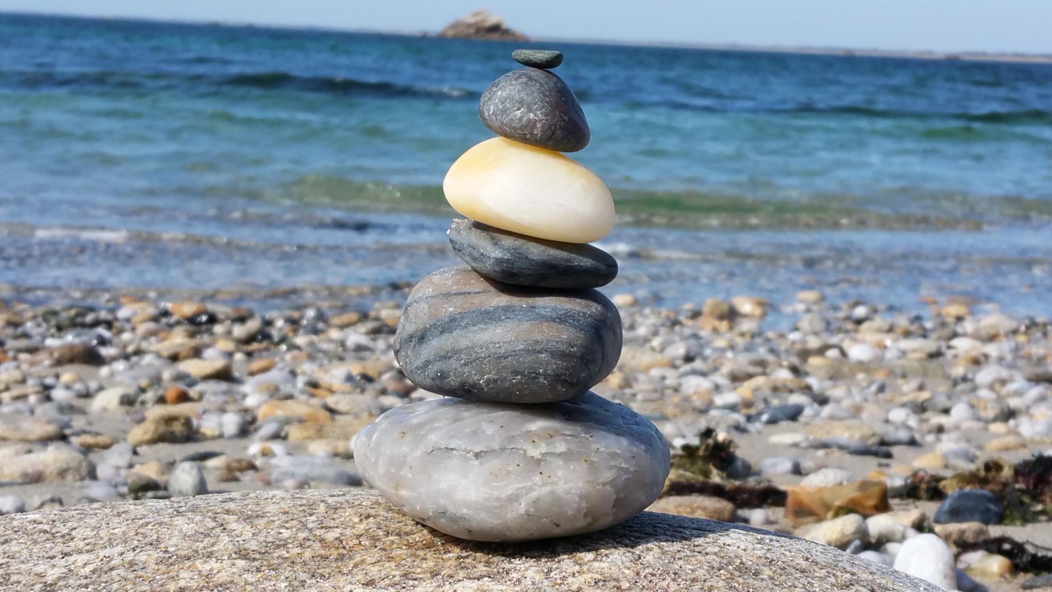 Steinpyramide am Strand