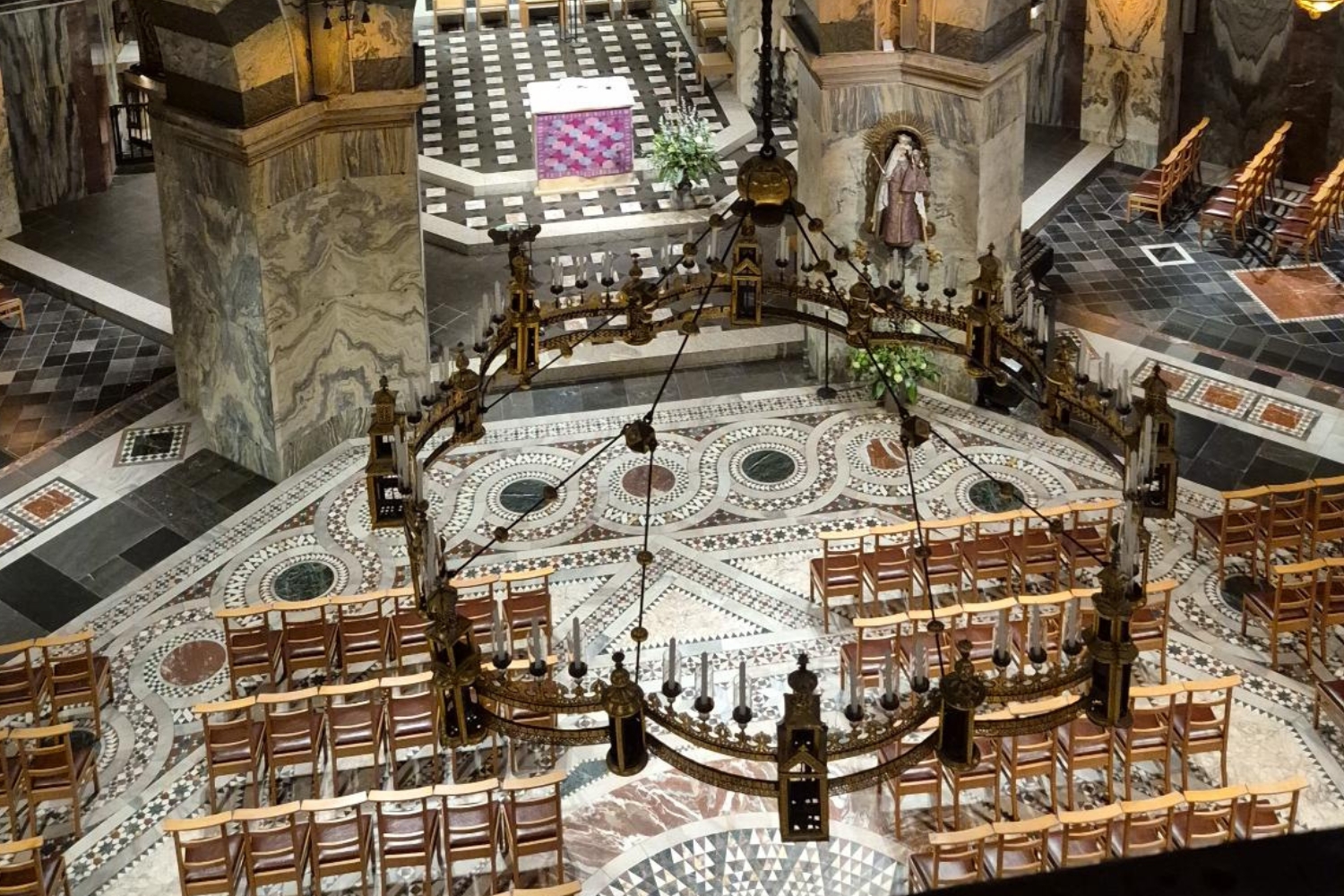 Ein besonderes Highlight: Eine abendliche Führung im leeren Aachener Dom
