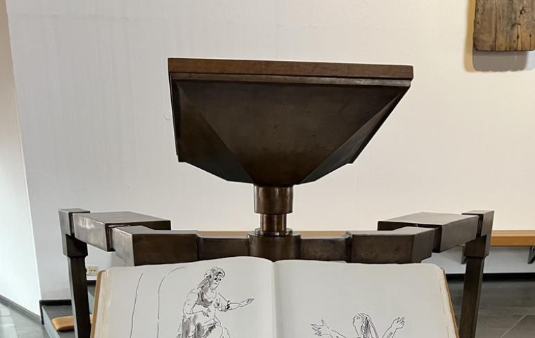 Das Foto zeigt die am Ambo der Pfarrkirche St. Augustinus angebrachte Bückerbibel