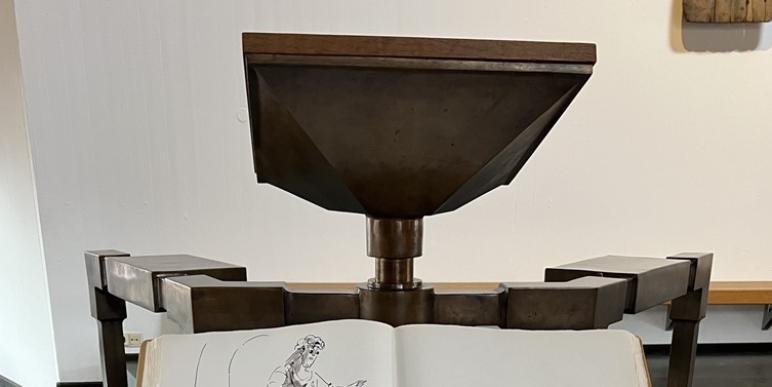 Ambo mit Bibel von H. Bücker - St. Augustinus Trier (c) Werner Knebel Das Foto zeigt die am Ambo der Pfarrkirche St. Augustinus angebrachte Bückerbibel